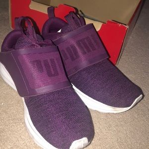 Pumas soft foam sneakers (size 7.5)